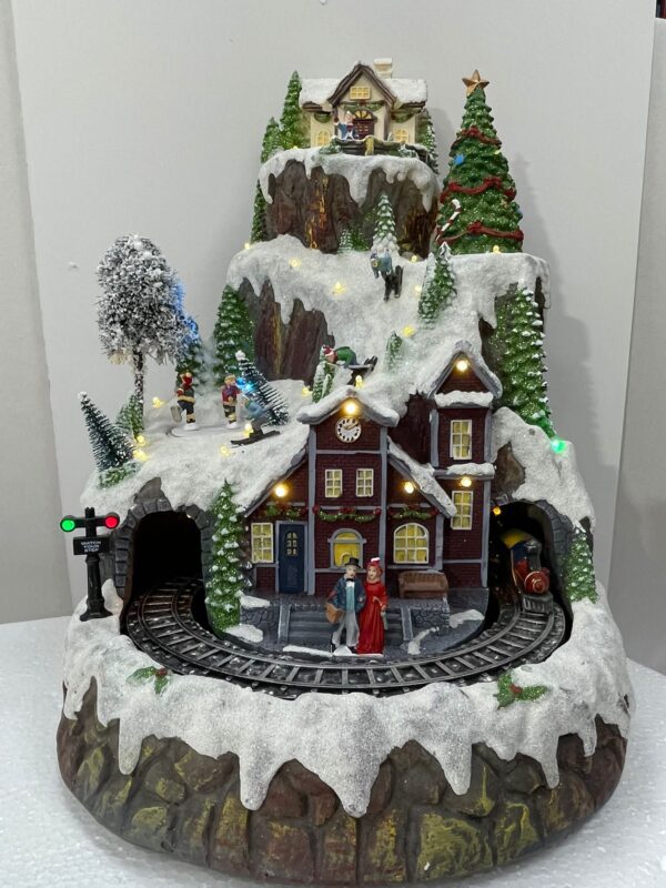 Villaggio di montagna illuminato con musica