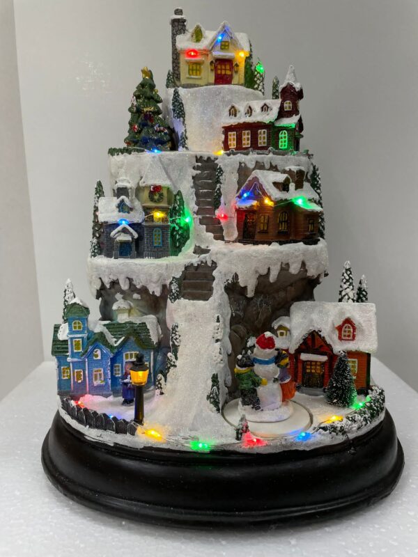 Villaggio di montagna illuminato con luci e musica