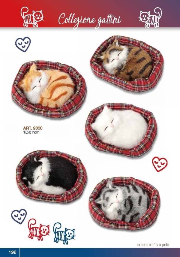 Gatto decorativo in finto pelo addormentato nella cuccia - immagine 3