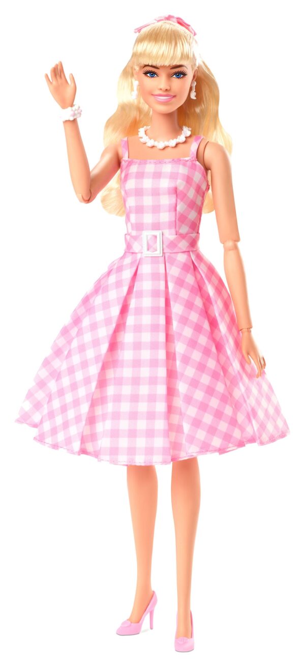 Barbie The Movie Doll Barbie in abito a quadretti rosa - immagine 3