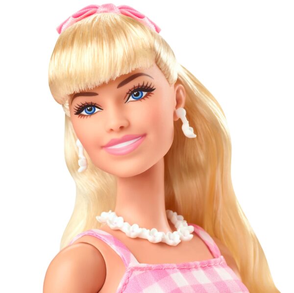 Barbie The Movie Doll Barbie in abito a quadretti rosa - immagine 8