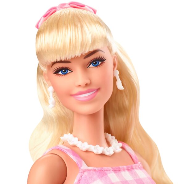 Barbie The Movie Doll Barbie in abito a quadretti rosa - immagine 7