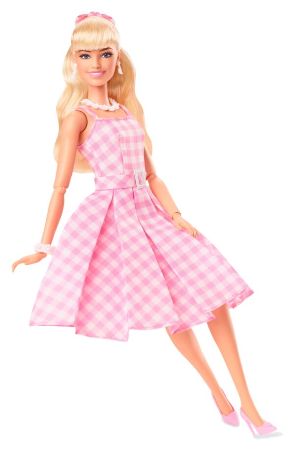 Barbie The Movie Doll Barbie in abito a quadretti rosa - immagine 6
