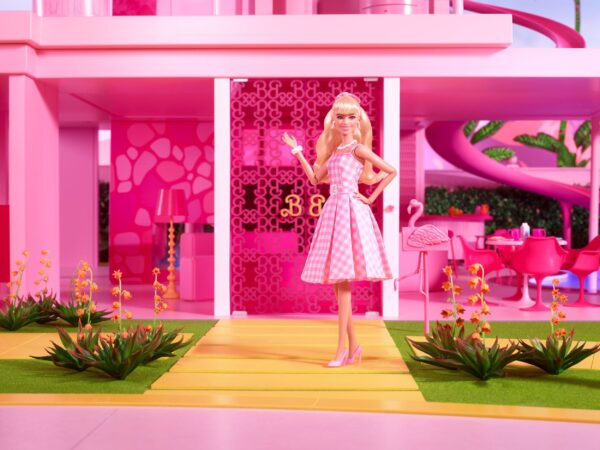 Barbie The Movie Doll Barbie in abito a quadretti rosa - immagine 11