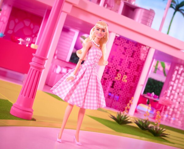 Barbie The Movie Doll Barbie in abito a quadretti rosa - immagine 12
