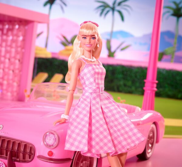 Barbie The Movie Doll Barbie in abito a quadretti rosa - immagine 13