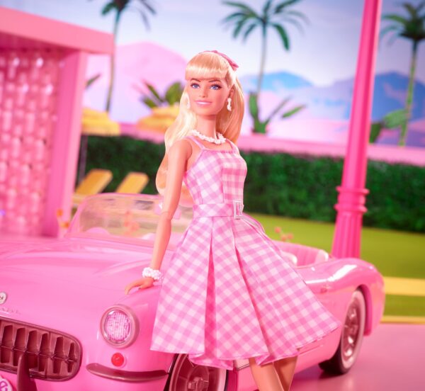 Barbie The Movie Doll Barbie in abito a quadretti rosa - immagine 14