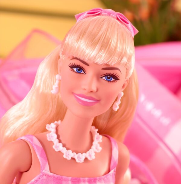 Barbie The Movie Doll Barbie in abito a quadretti rosa - immagine 15