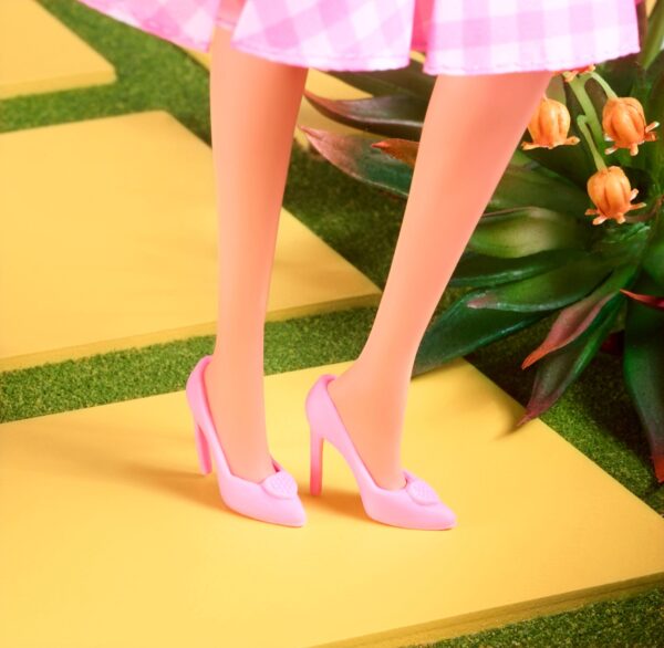 Barbie The Movie Doll Barbie in abito a quadretti rosa - immagine 16