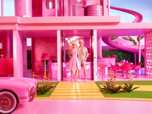 Barbie The Movie Doll Barbie in abito a quadretti rosa - immagine 17