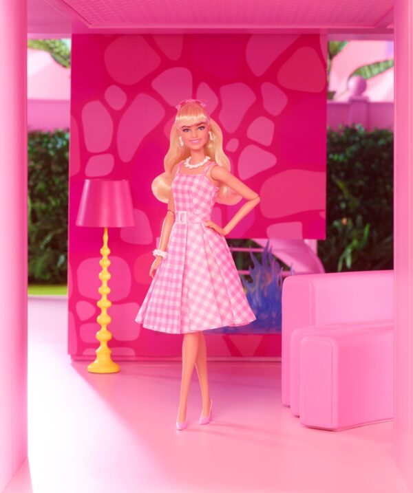 Barbie The Movie Doll Barbie in abito a quadretti rosa - immagine 18