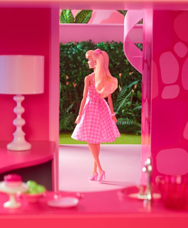 Barbie The Movie Doll Barbie in abito a quadretti rosa - immagine 19