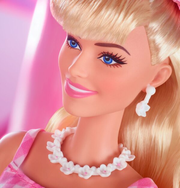 Barbie The Movie Doll Barbie in abito a quadretti rosa - immagine 20