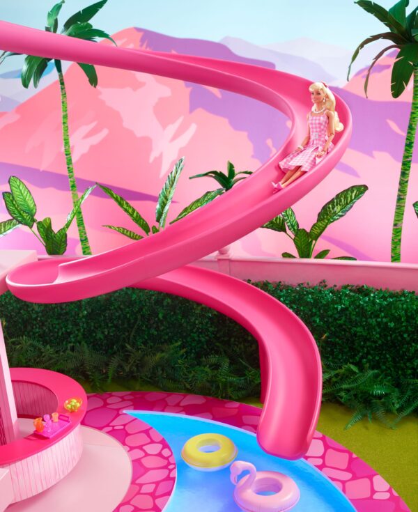 Barbie The Movie Doll Barbie in abito a quadretti rosa - immagine 21