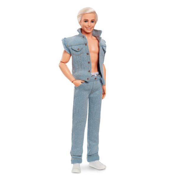 Barbie The Movie Doll Ken indossa il set coordinato in denim