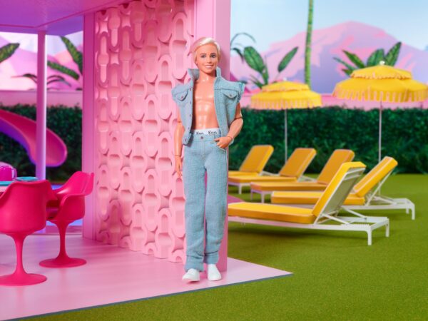Barbie The Movie Doll Ken indossa il set coordinato in denim - immagine 14