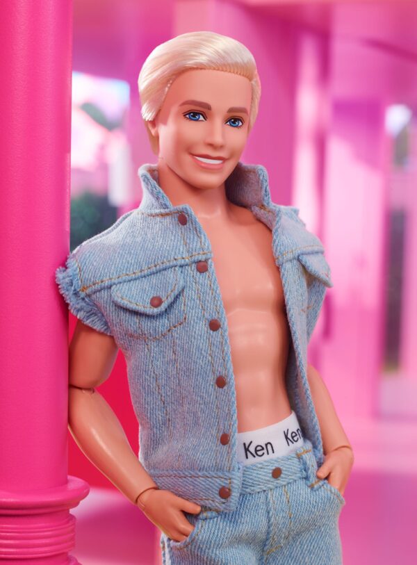 Barbie The Movie Doll Ken indossa il set coordinato in denim - immagine 13
