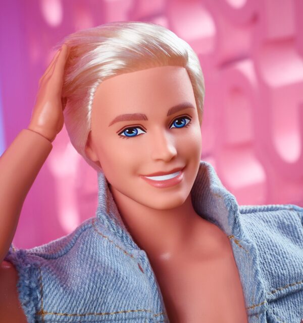 Barbie The Movie Doll Ken indossa il set coordinato in denim - immagine 11