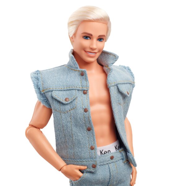 Barbie The Movie Doll Ken indossa il set coordinato in denim - immagine 6
