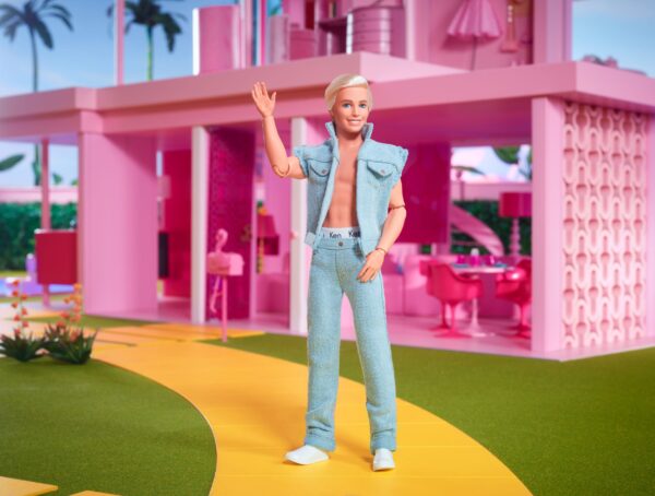 Barbie The Movie Doll Ken indossa il set coordinato in denim - immagine 15