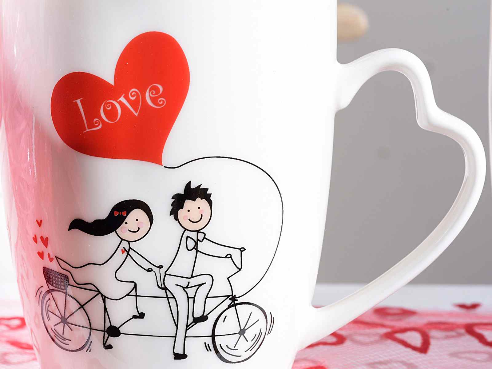 Tazza mug in porcellana decorata con manico a cuore Misure: Ø 8 cm x 10,5 H
