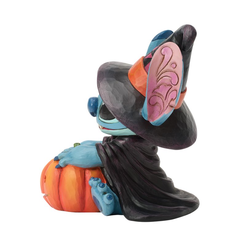 statuetta di stitch strega con zucca intagliata disney traditions
