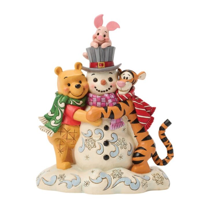 winnie the pooh e i suoi amici che abbracciano un pupazzo di neve disney traditions